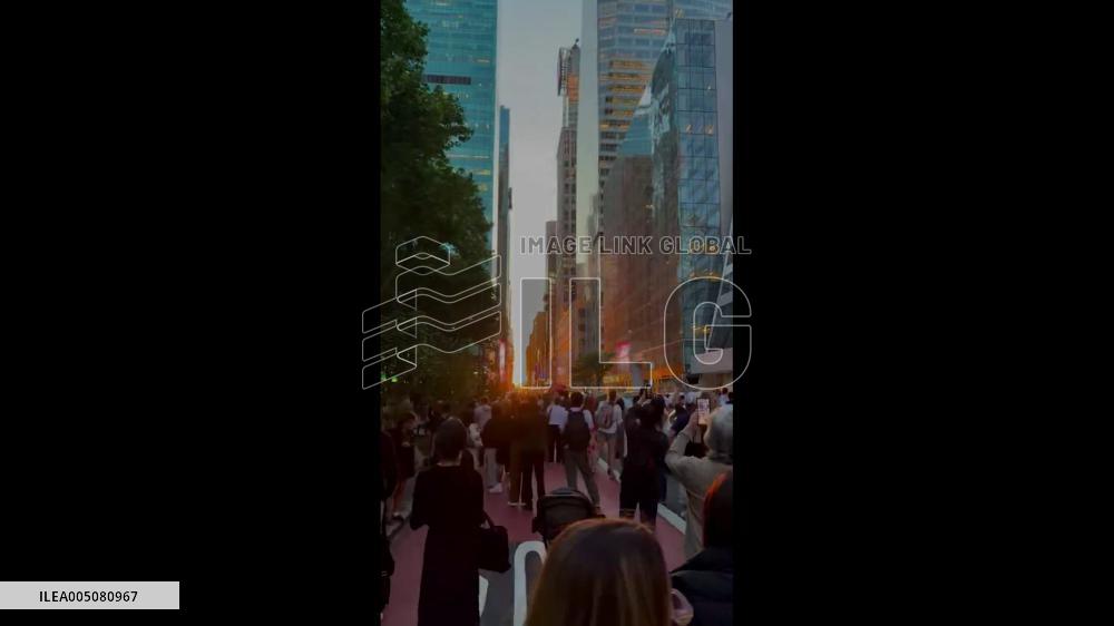 US: Manhattanhenge Draws Crowds to Manhattan for Spring Sunset Spectacle 2