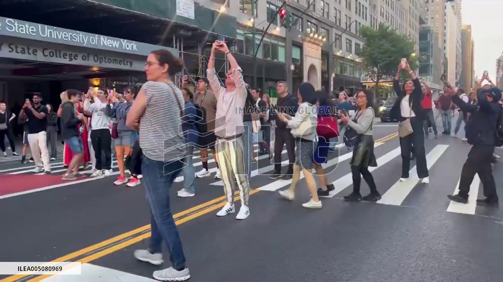 US: Manhattanhenge Draws Crowds to Manhattan for Spring Sunset Spectacle