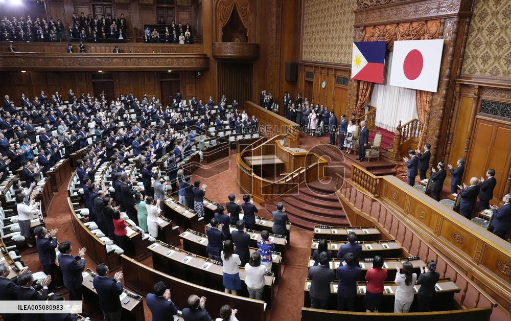 Philippine president in Japan's parliament
