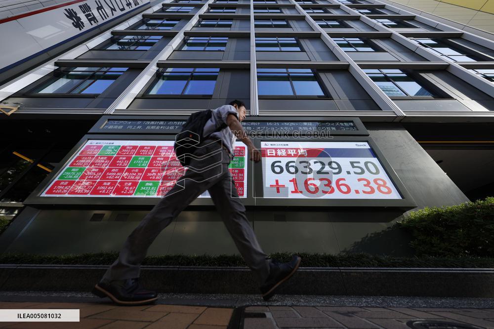 Nikkei index hits fresh closing high