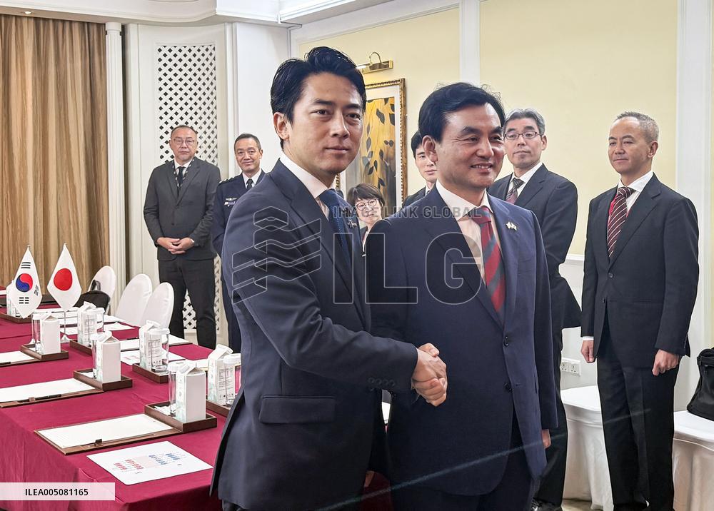 Japan Defense Minister Koizumi, S. Korea Defense Minister Ahn meet