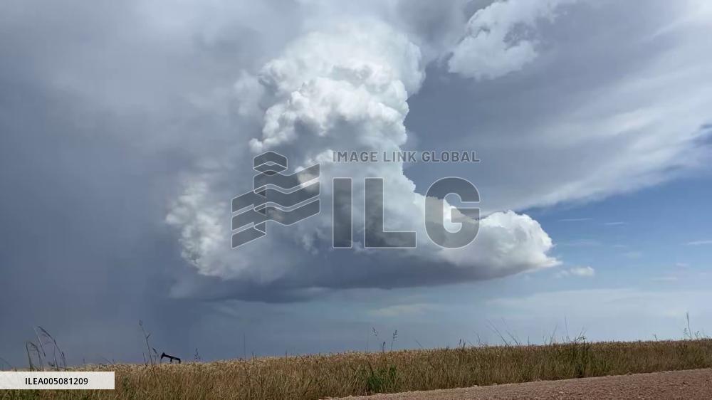 US: Ominous Storm Cloud Looms Over Kansas as Severe Thunderstorm Moves Through