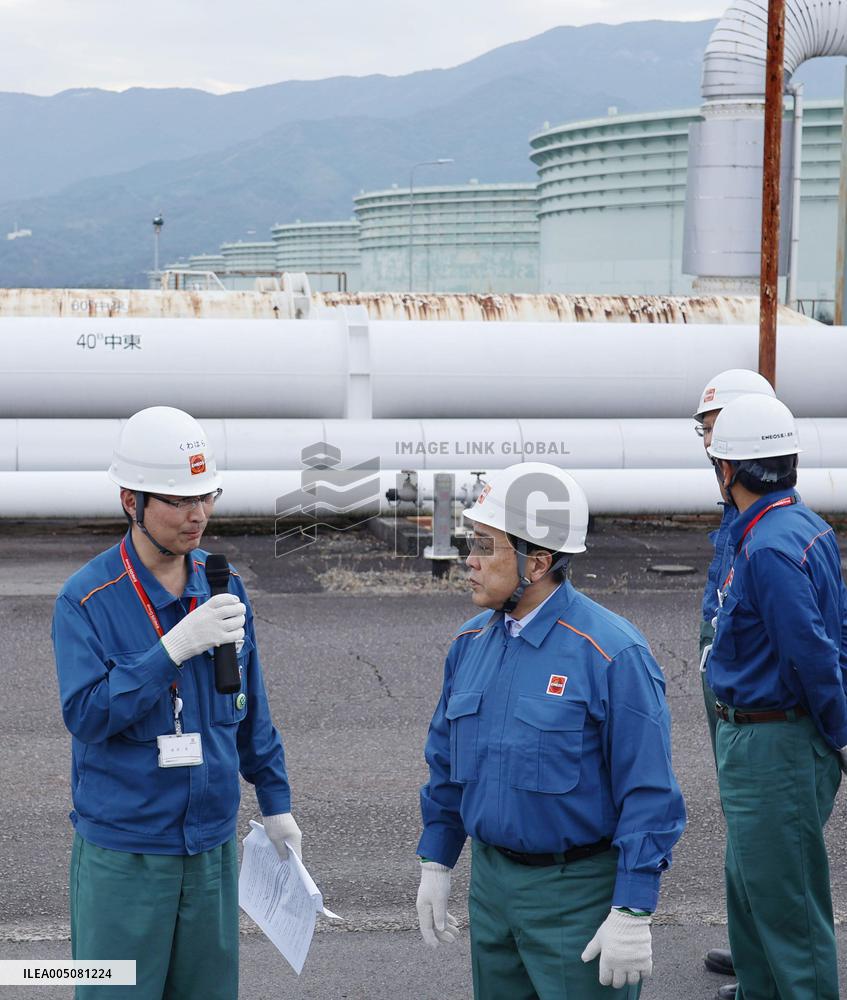 Economy minister Akazawa visits Kagoshima oil reserve facility
