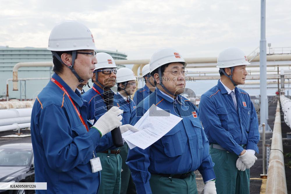 Economy minister Akazawa visits Kagoshima oil reserve facility