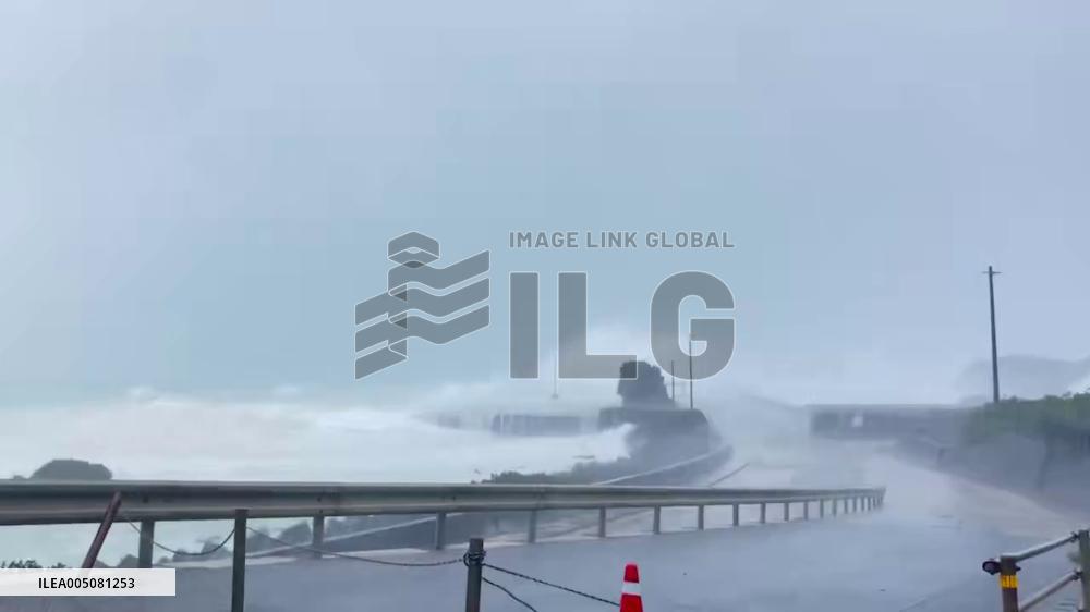Japan: High Waves Pound Yoron Island Shore as Typhoon Jangmi Approaches 2