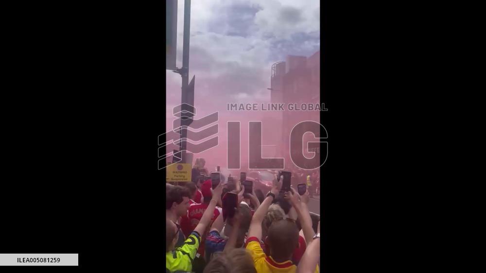 UK: Hundreds of Thousands Pack London Streets for Arsenal Victory Parade