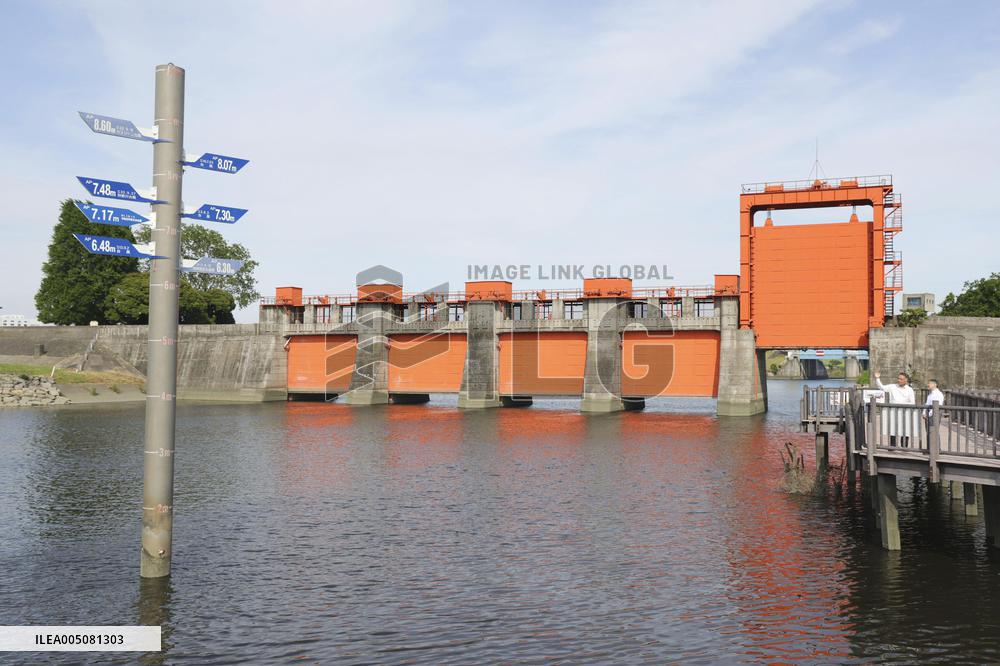 Emperor inspects floodgate in Tokyo