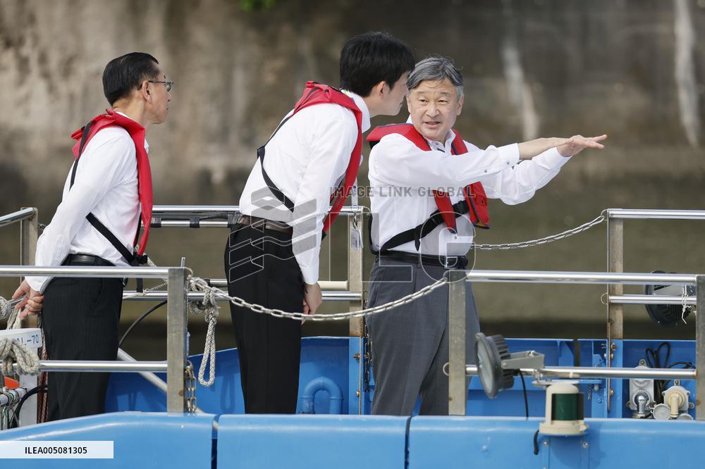 Emperor inspects floodgate in Tokyo