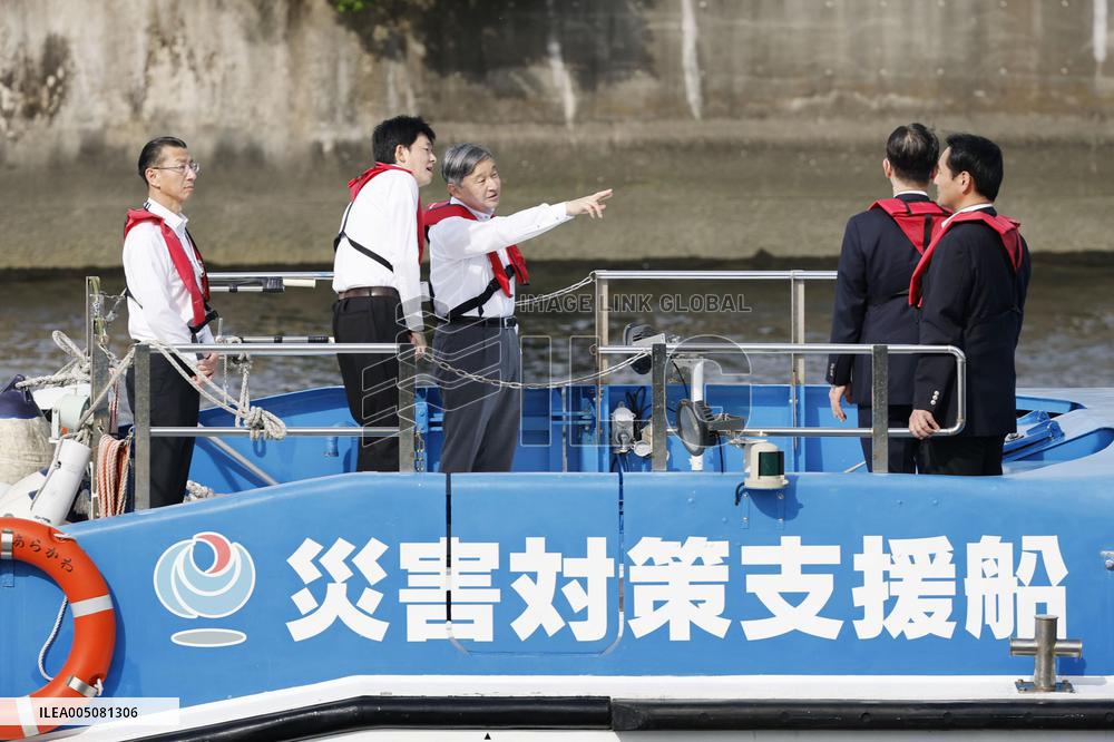 Emperor inspects floodgate in Tokyo