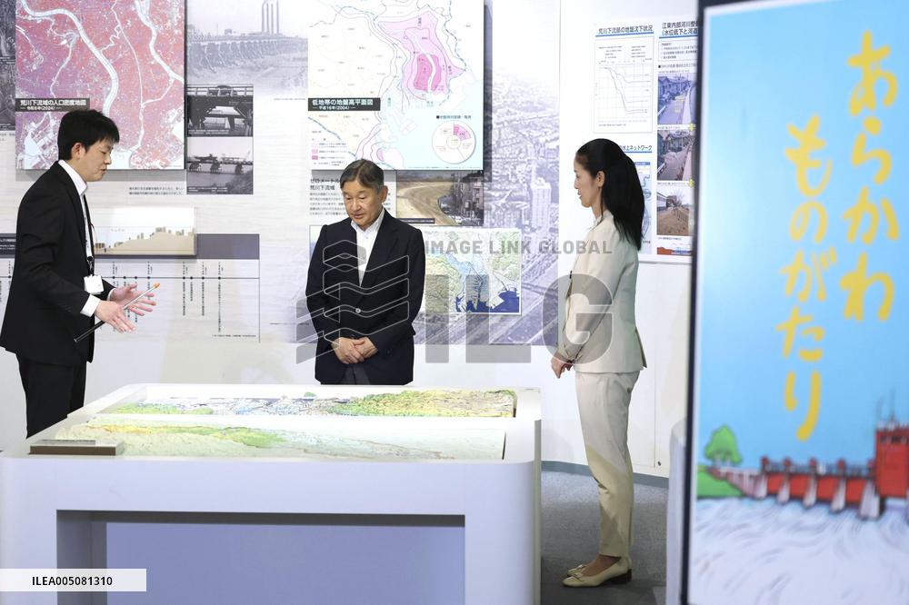 Emperor inspects floodgate in Tokyo