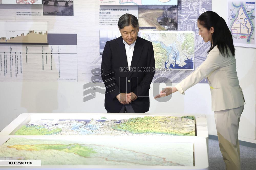 Emperor inspects floodgate in Tokyo