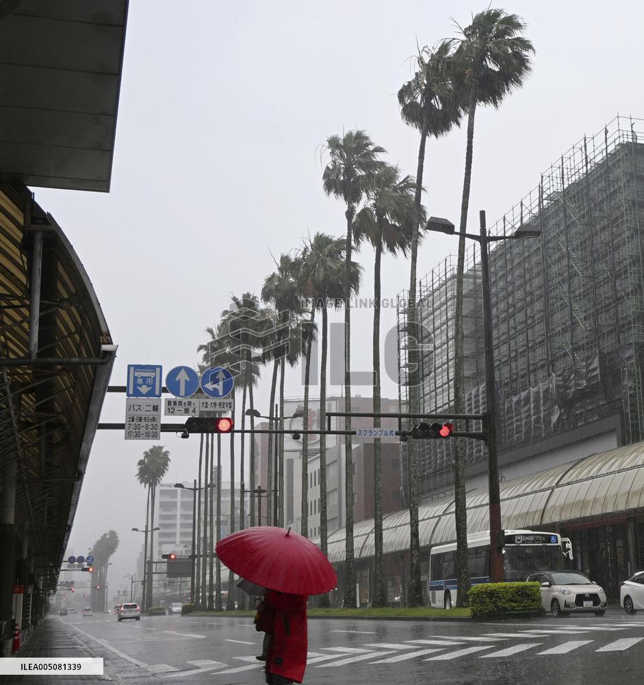 Powerful typhoon hits Japan