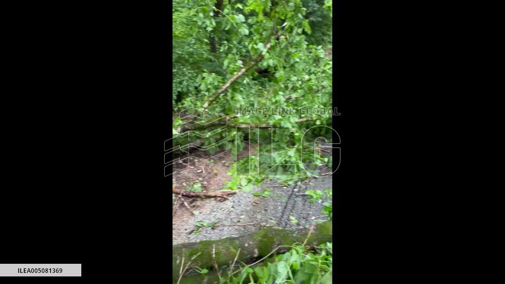 US: Severe Storms Down Trees and Block Roads in North Alabama