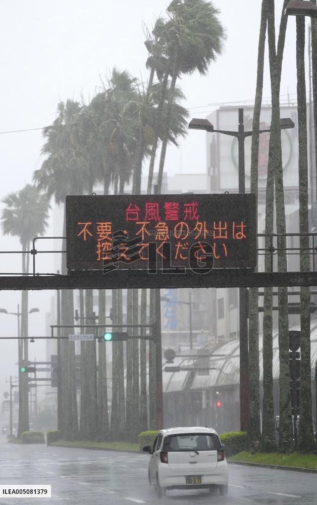 Powerful typhoon hits Japan
