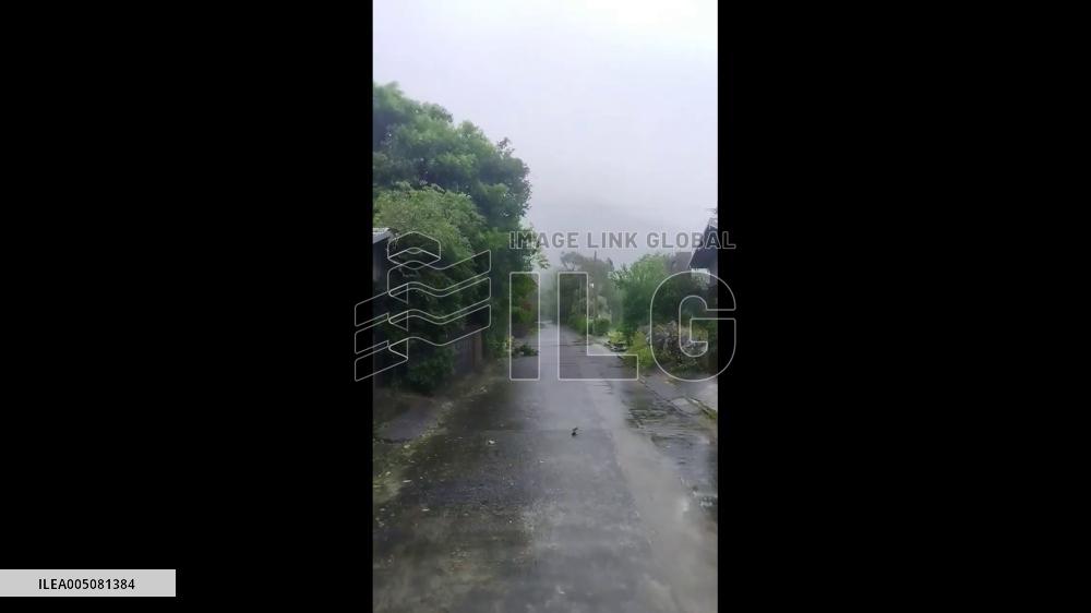 Japan: Typhoon Jangmi Lashes Okinawa and Amami Islands With Destructive Winds 4