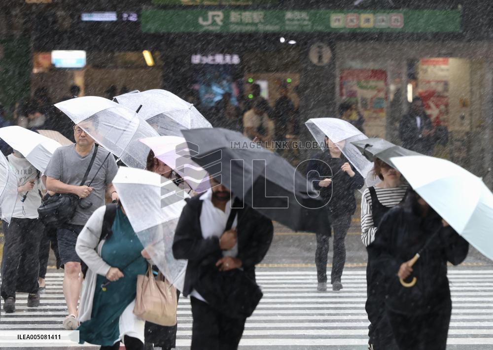 Powerful typhoon hits Japan
