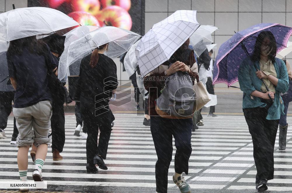 Powerful typhoon hits Japan