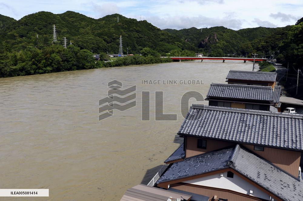 Powerful typhoon hits Japan