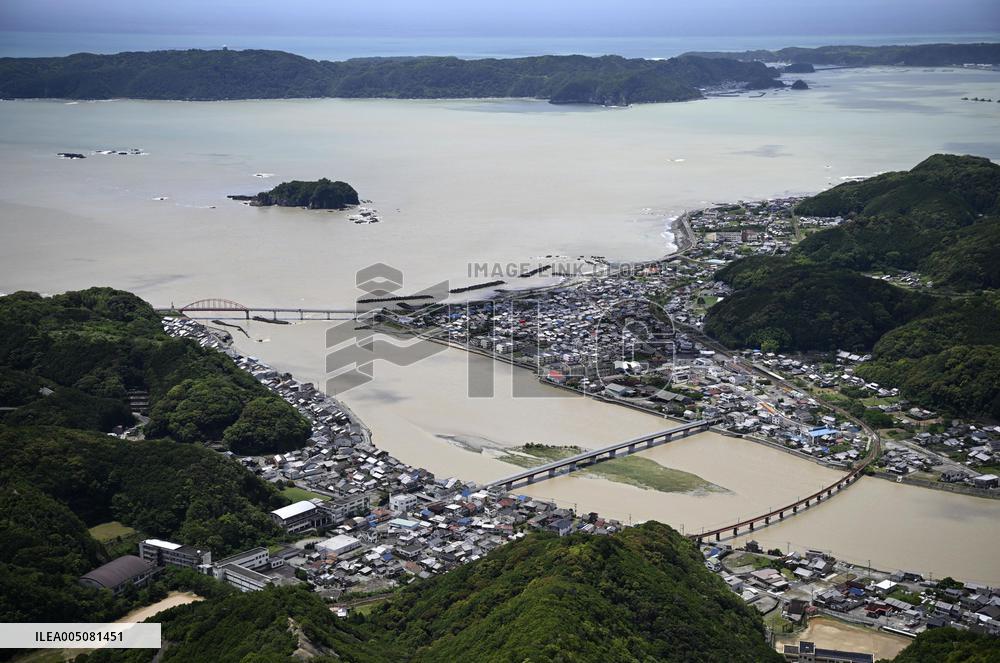 Powerful typhoon hits Japan