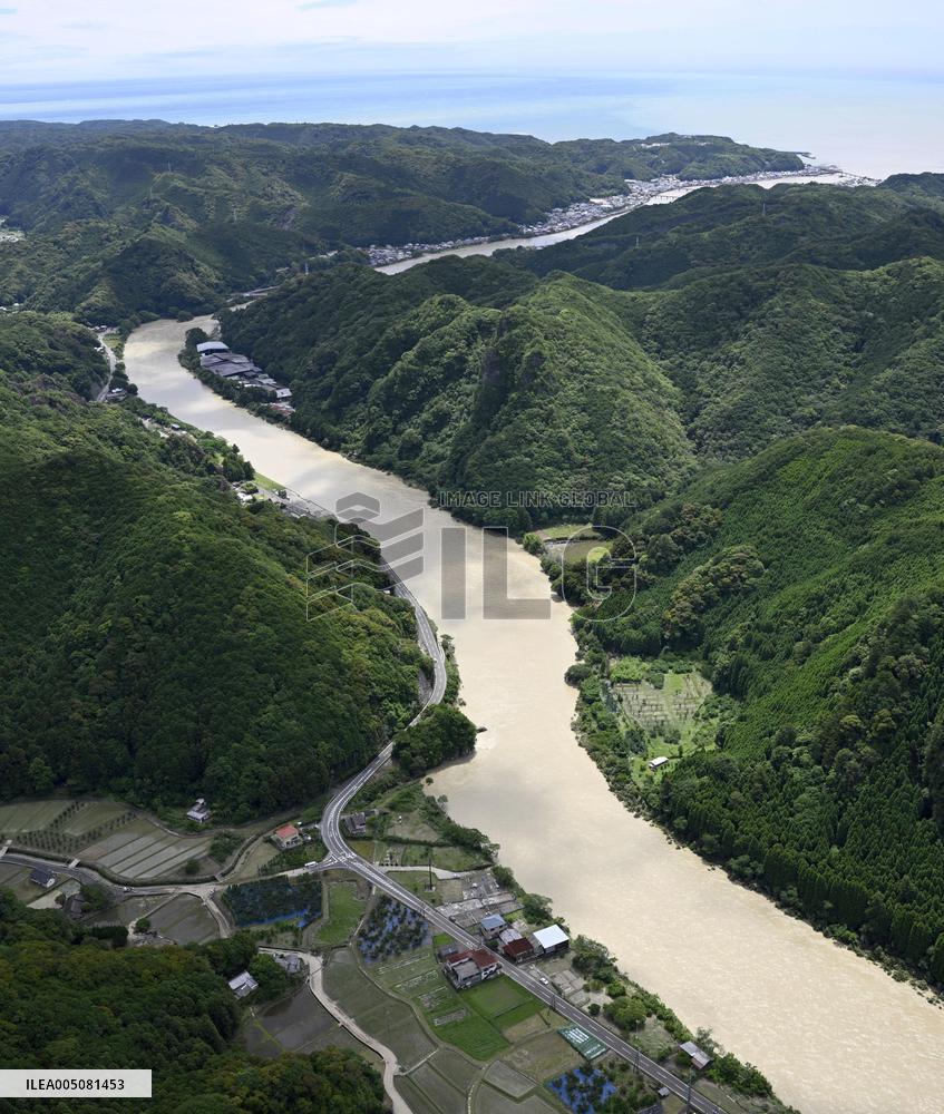 Powerful typhoon hits Japan