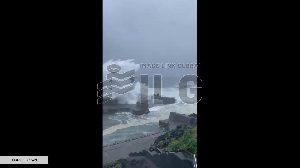 Japan: Izu Oshima Pounded by Giant Waves as Typhoon Jangmi Strikes 2