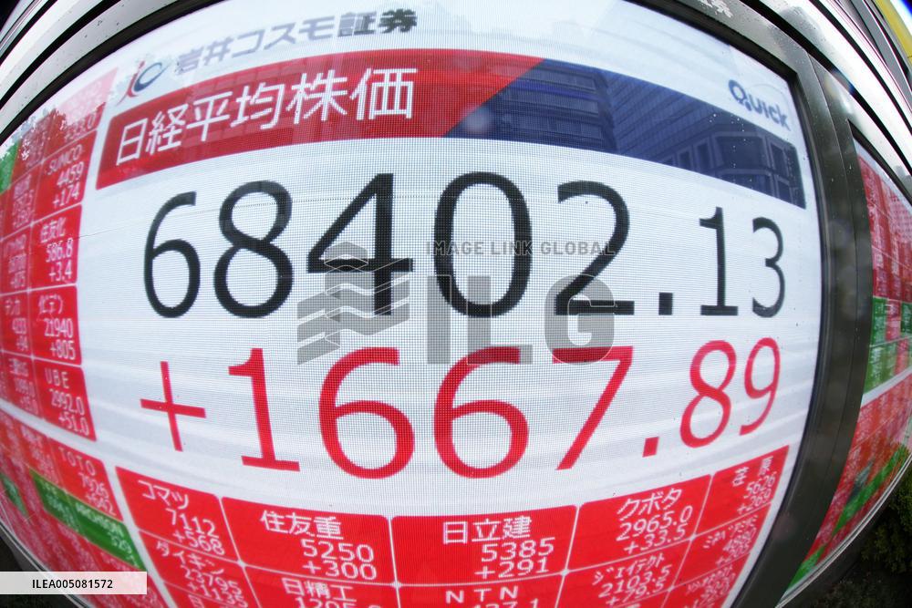 Nikkei index hits record closing high