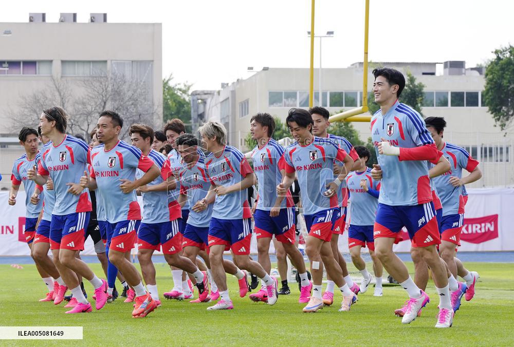 Football: Japan players train in Mexico