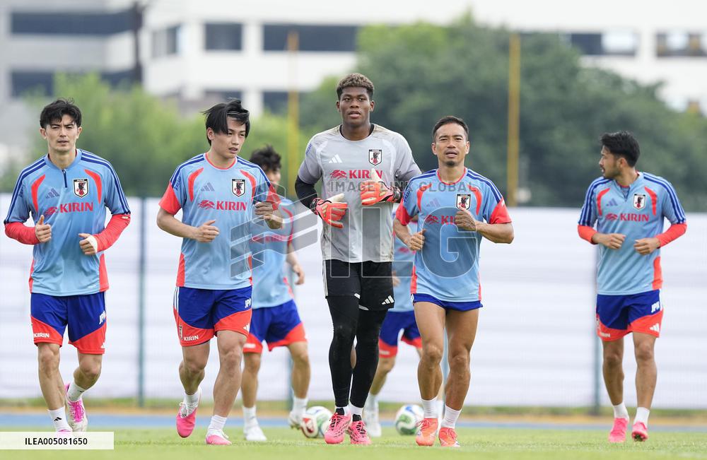 Football: Japan players train in Mexico