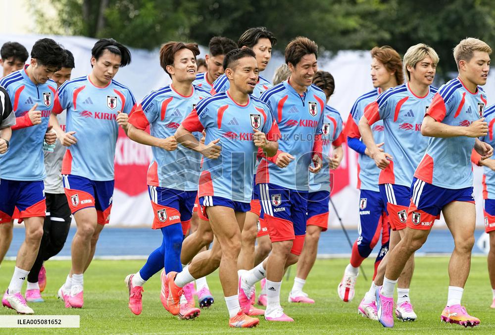 Football: Japan players train in Mexico