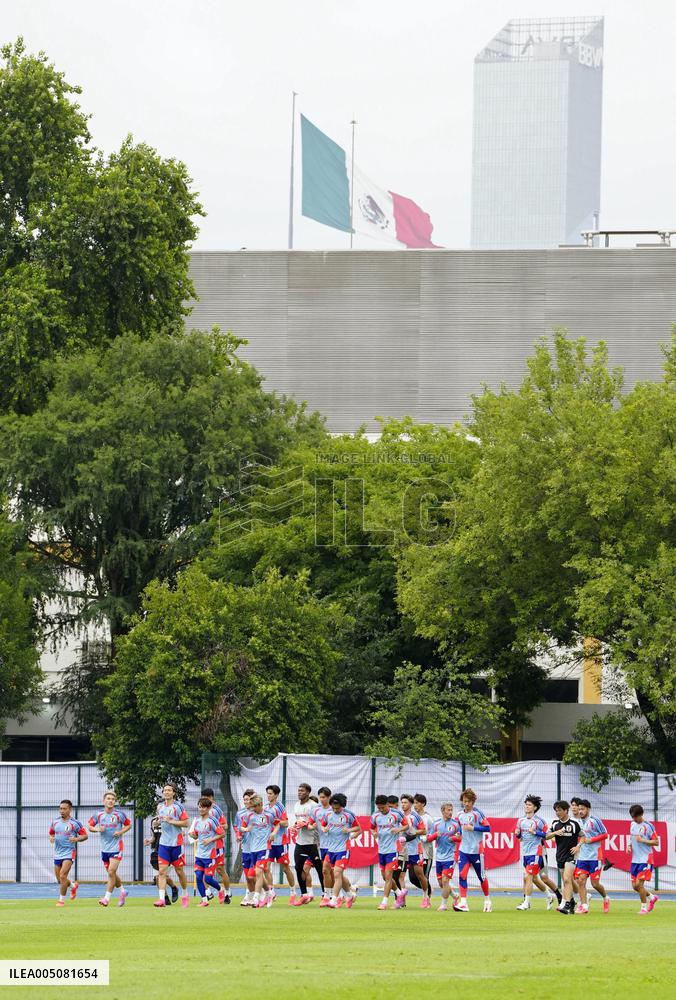Football: Japan players train in Mexico