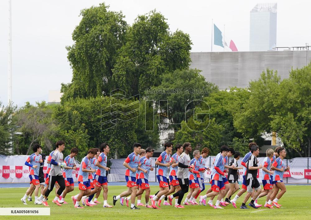 Football: Japan players train in Mexico