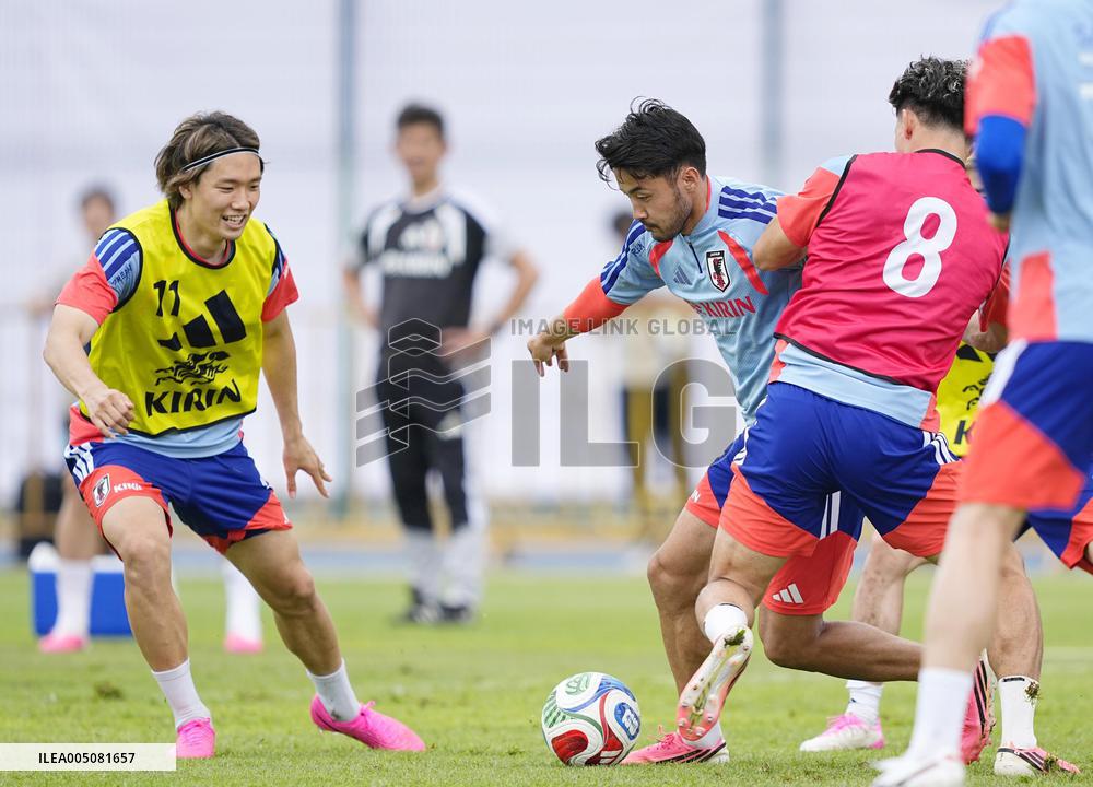 Football: Japan players train in Mexico