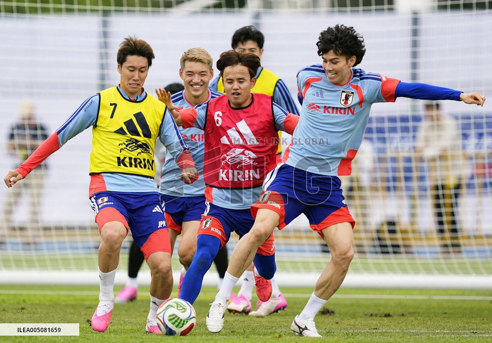 Football: Japan players train in Mexico