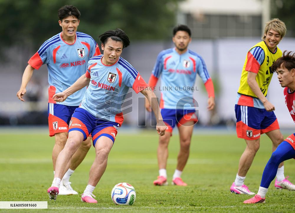 Football: Japan players train in Mexico