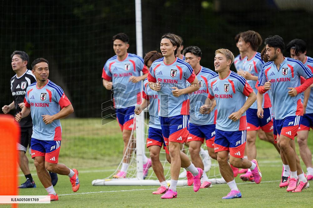 Football: Japan players train in Mexico
