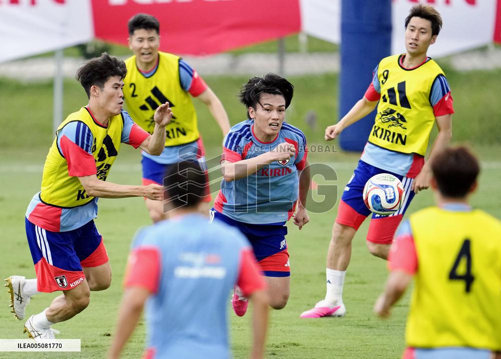 Football: Japan players train in Mexico