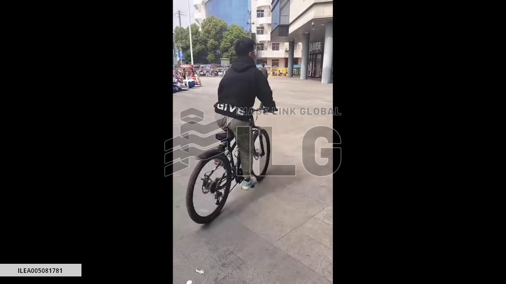 China: Cyclist Thrown to Ground as Bicycle Front Wheel Detaches in Hubei