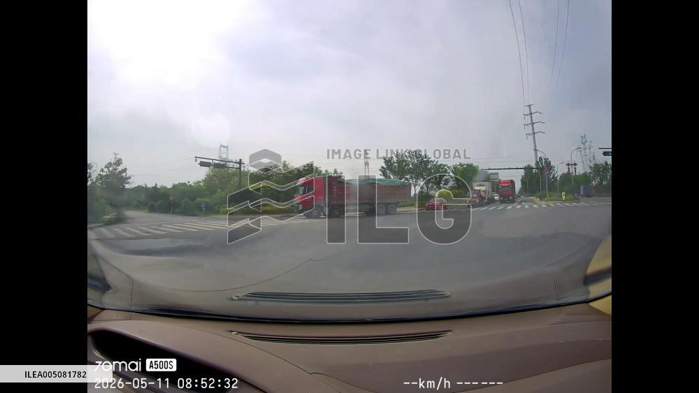 China: Mazda Loses Tire During Attempted Overtake in Zhejiang