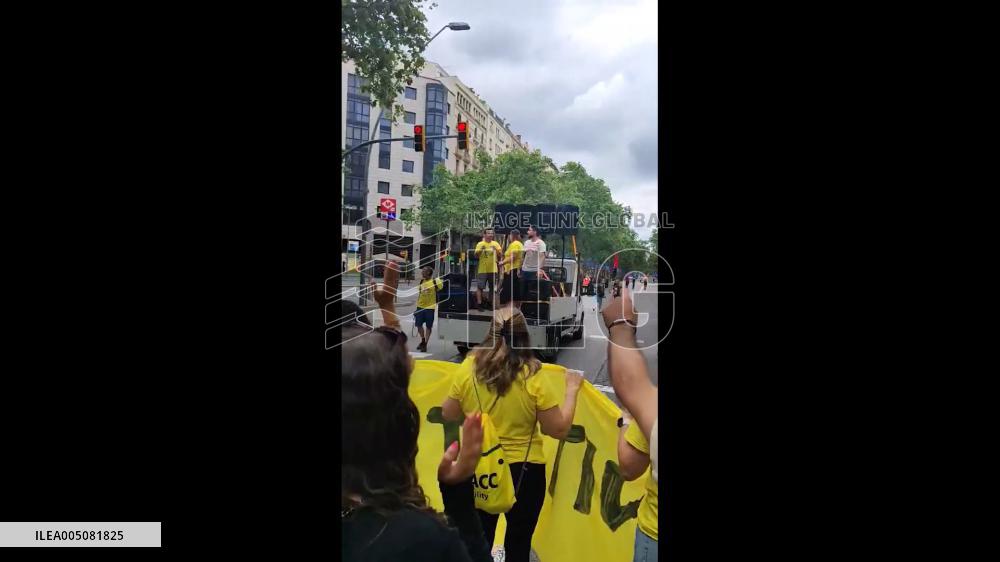 Spain: Teachers March in Barcelona on Final Day of Month-Long Strike