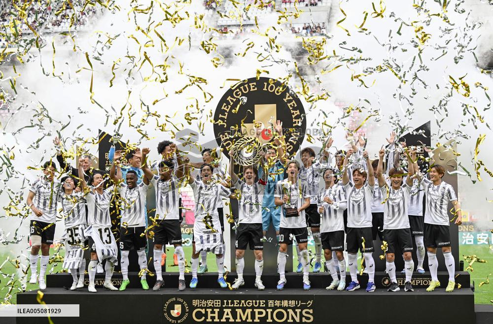 Football: "100 Year Vision League"
