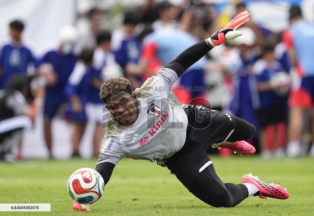 Football: Japan players train in Mexico