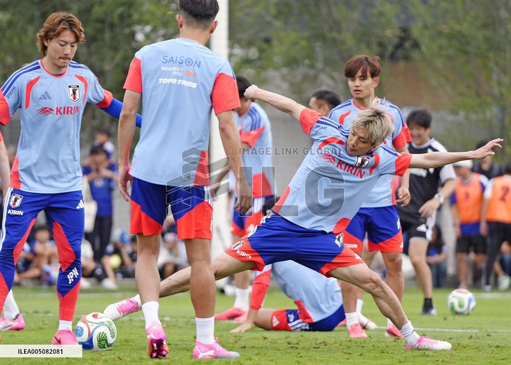 Football: Japan players train in Mexico