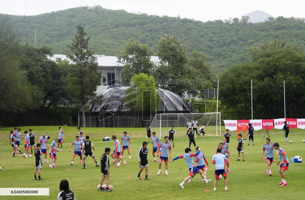 Football: Japan players train in Mexico