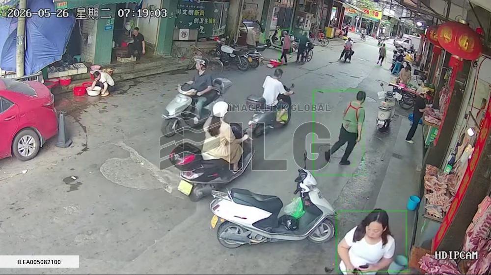 China: Scooter Rider Unhurt After Thick Branch Falls on Her in Chaoshan