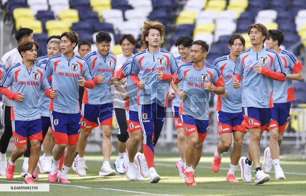 Football: Japan team trains for World Cup