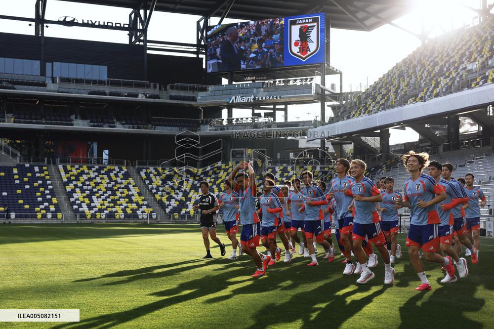 Football: Japan team trains for World Cup