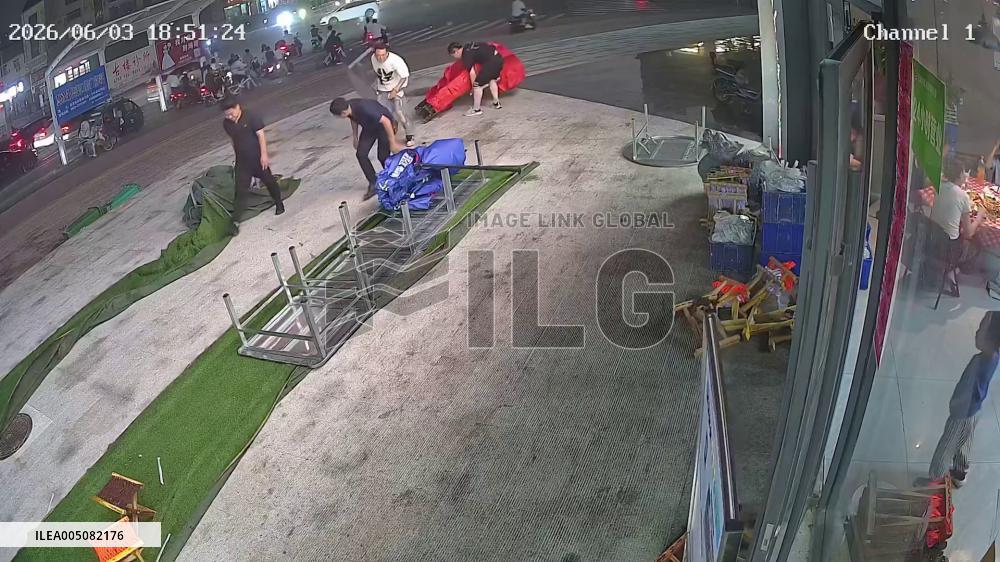 China: Street Vendor Battles Strong Winds as Stall Tables Go Flying in Shandong