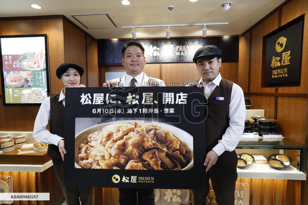 Beef bowl store opens in department store in Ginza