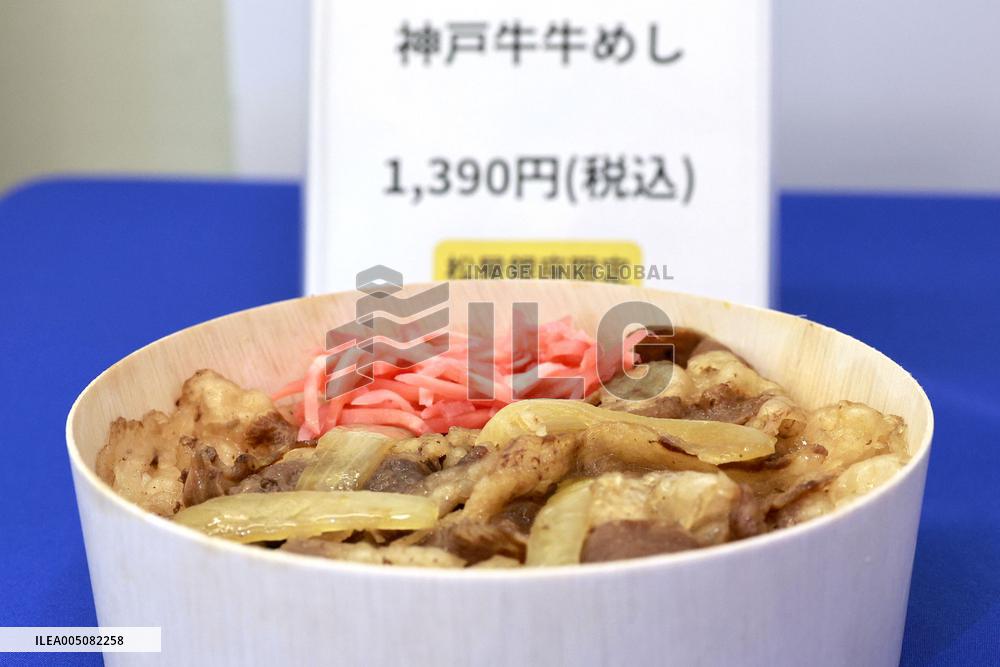 Beef bowl store opens in department store in Ginza