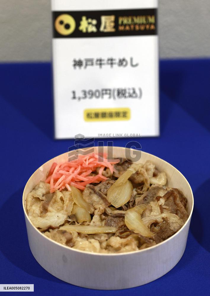 Beef bowl store opens in department store in Ginza